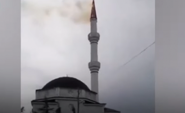 Minarja e një xhamie në Turqi përfshihet nga flakët, pasi goditet nga rrufeja