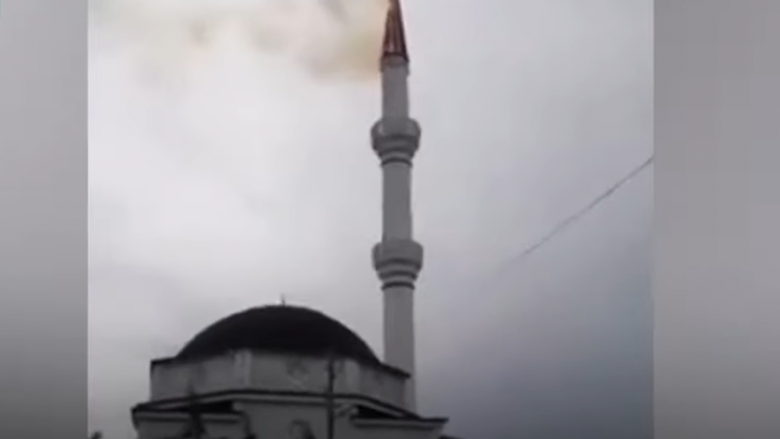 Minarja e një xhamie në Turqi përfshihet nga flakët, pasi goditet nga rrufeja