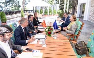 Zaev në takim me sekretaren e përgjithshme të KE-së: Konfliktet në rajon janë e kaluar, bashkëpunimi është e tashmja dhe e ardhmja jonë