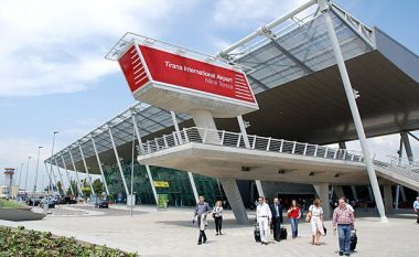 Aeroporti i Tiranës: Për të udhëtuar drejt Francës dhe Zvicrës duhet vaksinoheni me vaksina të njohura nga EMA