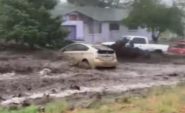 Përmbytje edhe në Arizona – uji merr me vete edhe veturat