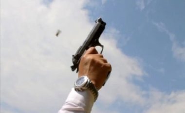 Publikuan në rrjetet sociale video duke shtënë me armë, policia interviston tre persona
