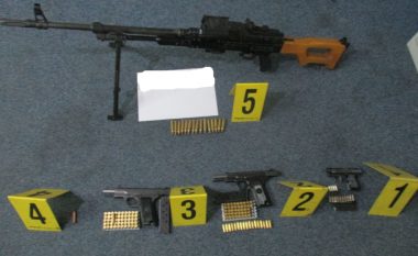 Sekuestrohen armë e municione në Prishtinë, shoqërohen në stacionin policor pesë persona