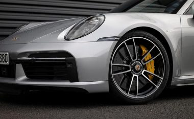 Porsche ka filluar testimin e modelit hibrid 911