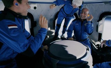 Çfarë bëri Bezos me ekuipazhin në hapësirë: Luajti ping-pong, bëri akrobacione dhe shumëçka