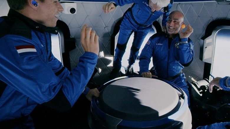 Çfarë bëri Bezos me ekuipazhin në hapësirë: Luajti ping-pong, bëri akrobacione dhe shumëçka
