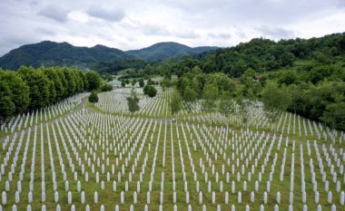 Basha kujton masakrën e Srebenicës: PD rezolutë në Kuvend për ta dënuar atë dhe genocidin serb në Kosovë