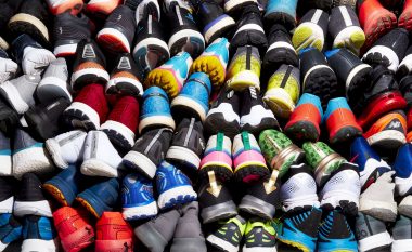Policia sekuestron 53 palë këpucë që dyshohet të jenë kontrabanduar, arrestohet i dyshuari në fshatin Hereticë