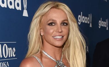 Duke folur me lot në sy, Britney Spears kërkoi nga gjykata që t’i hiqet kujdestaria babait të saj