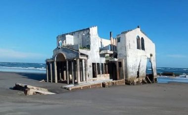 Një vilë misterioze e braktisur “që u bë e famshme” në një plazh në El Salvador