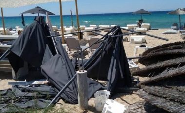 Një stuhi rëre godet një plazh në Greqi, ka të lënduar – çadra dhe ulëse të shpërndara gjithandej