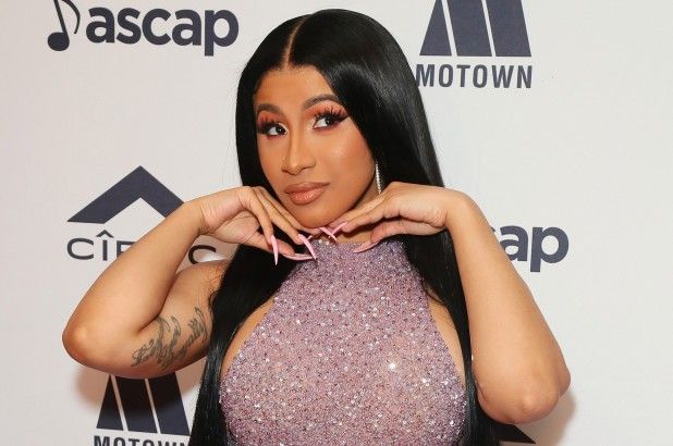 Cardi B chooses a manicure full of diamonds and extreme length ...