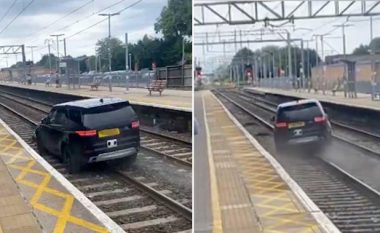 Drejtuesi i makinës së ‘vjedhur’ në Angli filmohet duke shpejtuar përgjatë shinave të trenit, pas ikjes nga policia