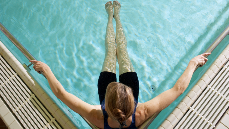 A keni përjetuar skuqje të lëkurës pasi keni notuar në pishinë? Ja gjithçka që duhet të dini