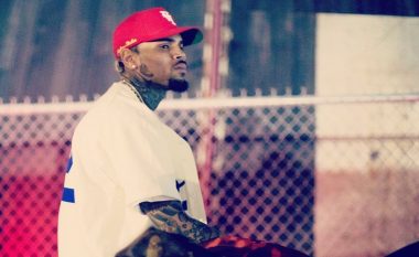 Nuk kanë të mbaruar telashet për Chris Brown – një tjetër padi i vjen kësaj radhe nga shërbëtorja pasi qentë e tij e sulmuan atë ashpër