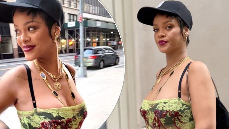 Rihanna shijon mëngjesin në New York e veshur me një këmishë të tejdukshme