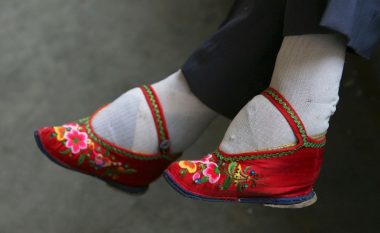 Trendi i dhimbshëm i modës femërore: Lidhja e këmbëve në mënyrën kineze