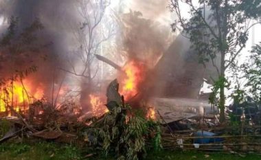 Disa ushtarë kërcyen, para se të rrëzohej dhe shpërthente – detajet dhe pamjet, pas rrëzimit të aeroplanit në Filipine