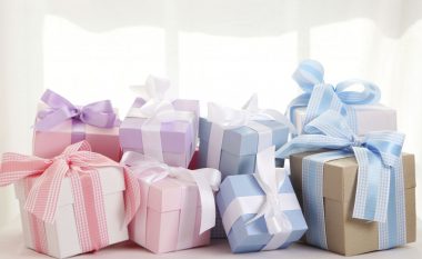 Të gjithë u blejnë bebeve dhurata rozë ose blu. A gabojnë shumë?