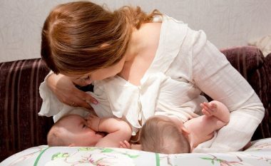 Këshilla për nënat e binjakëve: Gjithçka që duhet të dini për ushqimin me gji të dy foshnjave