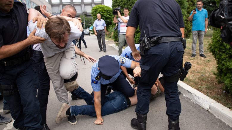 Përdorën dhunë gjatë arrestimit të anëtarëve të PSD-së, suspendohet polici mbikëqyrës, procedurë disiplinore ndaj të tjerëve