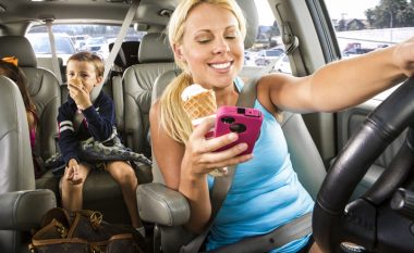 Përdorimi i telefonit gjatë ngasjes së automjetit shpërqendron vëmendjen
