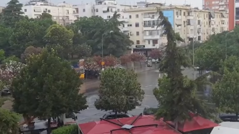 Pushuesit braktisin plazhet në Durrës, ‘alarmohen’ për stuhi dhe reshje shiu