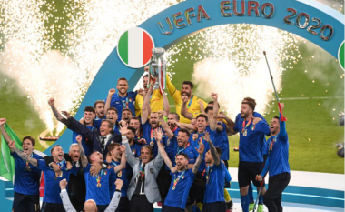 Fillon festa për Italinë: Azzurët marrin në duar trofeun e Euro 2020