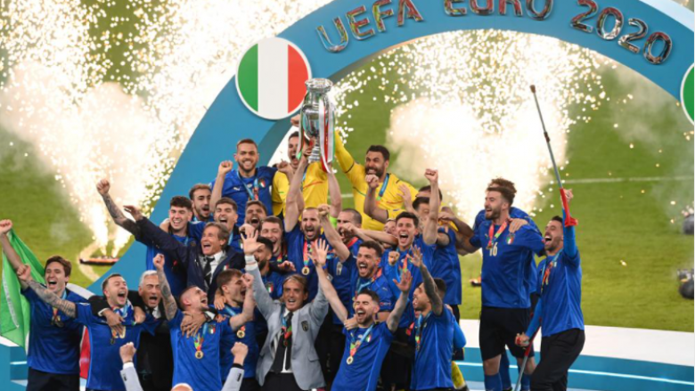 Fillon festa për Italinë: Azzurët marrin në duar trofeun e Euro 2020