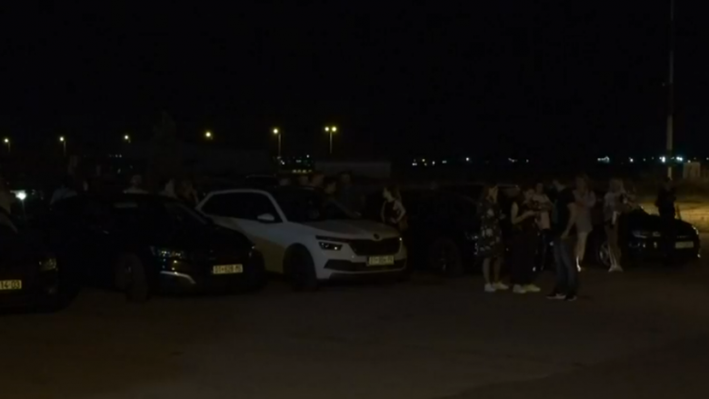 Familjarët dalin në aeroport t’i presin të aksidentuarit në Kroaci