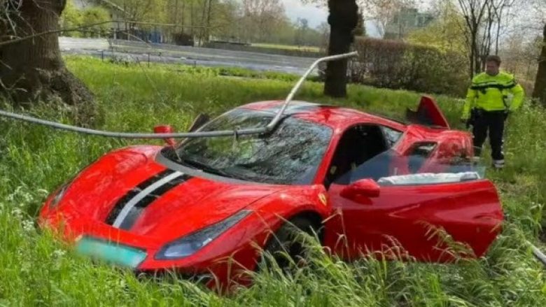 Ferrari “fluturon” nga rruga, një ditë pas blerjes nga pronari – pamje që tregojnë se sa të rrezikshme janë manovrimet gjatë vozitjes