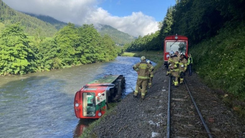 Treni del nga shinat dhe bie në lumë – lëndohen disa nxënës në Austri