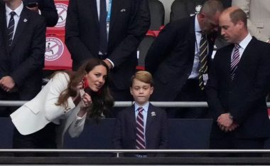 Publikohet videoja ku shfaqen Kate Middleton dhe princi William duke ngushëlluar djalin e tyre pas humbjes së Anglisë