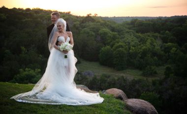 Dy fustanet e nusërisë së Gwen Stefani përfshinin mesazhe të ëmbla për fëmijët e saj