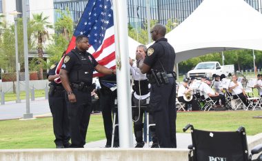 Veterani i paralizuar u ngrit në këmbë për të ngritur flamurin amerikan më 4 Korrik