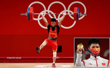 Ngrit 313 kilogramë me një këmbë për medalje të artë dhe rekord olimpik - bëhet viral peshëngritësi kinez në Lojëra Olimpike