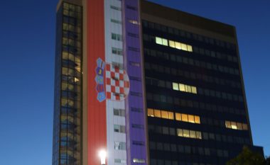 “Faleminderit Kroaci”: Ngjyrat e flamurit të Kroacisë ndriçojnë ndërtesën e Qeverisë së Kosovës