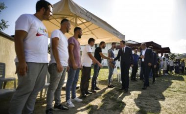 Kurti vizitoi për ngushëllime familjet e dy viktimave të aksidentit tragjik në Kroaci