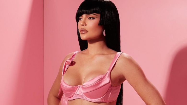 Kylie Jenner ri-nxjerr më treg Kylie Cosmetics me të gjitha produktet e reja