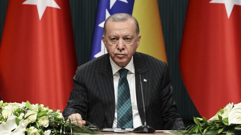 Erdogan citon të ndjerin Alija Izetbegoviq, derisa flet për gjenocidin në Srebrenicë