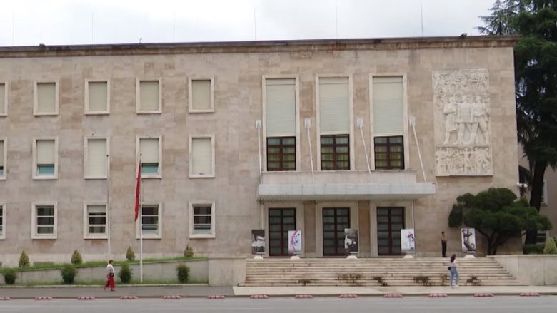 Shqipëri, mbi 83 mijë punonjës në administratë, numri më i lartë në Ministrinë e Brendshme dhe të Arsimit