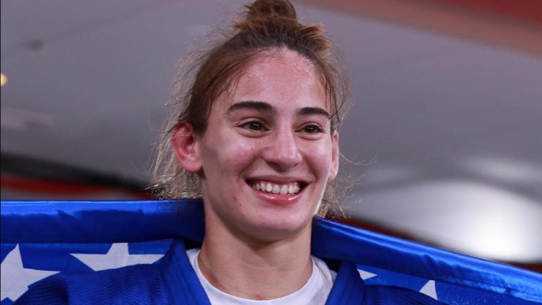 Nora Gjakova deklarohet me shumë emocione për medaljen e artë në Lojërat Olimpike: Faleminderit Majlindës që na ka hap rrugën