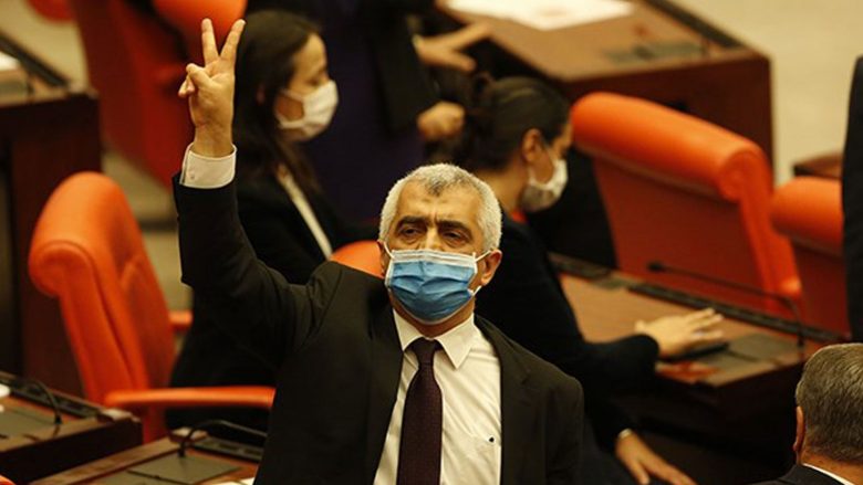 Pas akuzave të vazhdueshme të Erdoganit, deputeti ishte arrestuar – por, sot u lirua politikani kurd