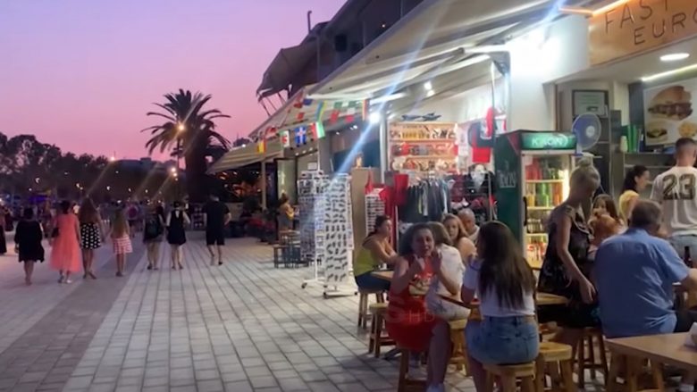 Çmimet e “kripura” në bregdet: Shqiptarët ankohen, turistët e huaj të kënaqur