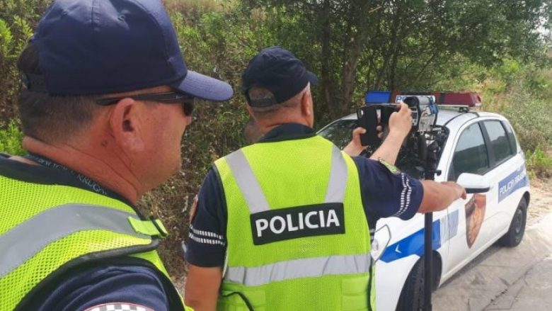 Policia në Shqipëri ashpërson kontrollet, arreston 8 persona