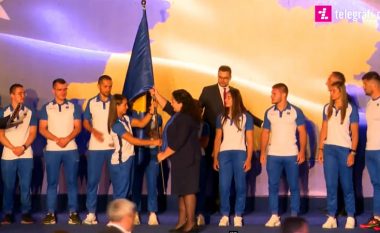 ‘Presim të na bëni krenarë në Tokio’ – presidentja Osmani ia dorëzon flamurin shtetëror Ekipit Olimpik të Kosovës