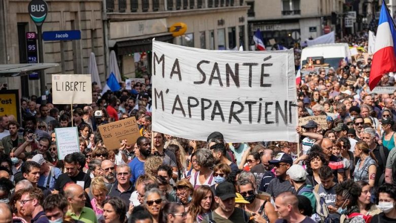 Francezët protestojnë kundër masave kufizuese ndaj COVID-19