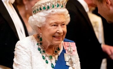 Kjo hile befasues për pastrimin sjell shkëlqim të jashtëzakonshëm në bizhuteritë e Mbretëreshë Elizabeth