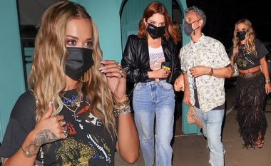 Rita Ora me të dashurin Taika Waititi fotografohen të shoqëruar nga shoqja e tyre Ashley Benson gjatë një darke në Los Angeles