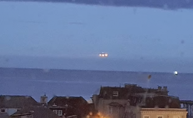 Nuk ishte aeroplan!: Studenti anglez kap ‘UFO-në e madhe’ që qëndroi pezull mbi deti ‘për dhjetë sekonda’